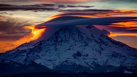 Lenticular cloud forming over Mt. Rainier. [OC] : r/weather