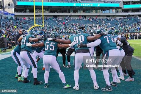 11,338 Philadelphia Eagles Defense Stock Photos, High-Res Pictures, and ...