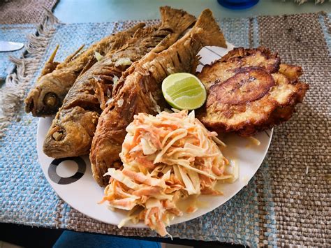 Pescado frito con tostones y ensalada, sabor caribeño - Comedera ...