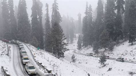 Jammu and Kashmir’s Gulmarg turns winter wonderland amid snowfall ...