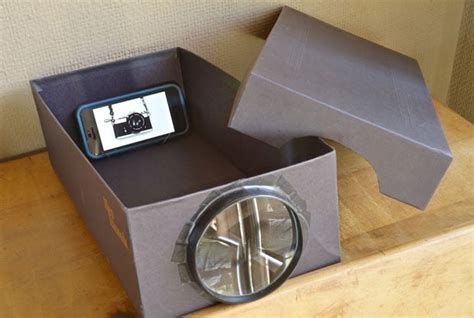 Build a Cheapo Photo Projector Using a Phone, Shoebox, and Magnifying Glass