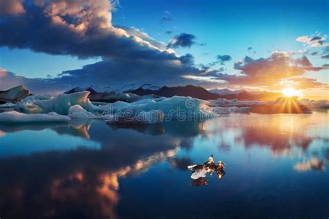 Sunrise in Jokulsarlon. Iceland Ice Lagoon of Jokulsarlon in the ...