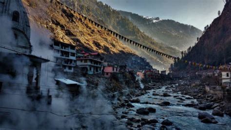 Take a dip into the natural hot springs at Manikaran near Kasol