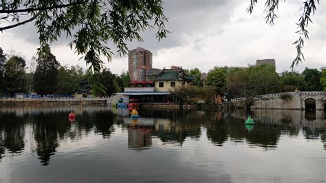 Green Lake Park and Yunnan University : Kunming China | Visions of Travel