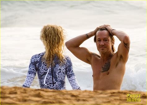 Shirtless Keith Urban Puts Tattoos on Display at Beach with Nicole ...