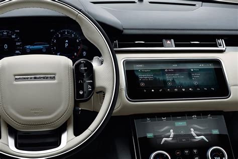 2017 Range Rover Velar interior (6) - AUTOBICS