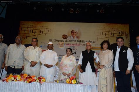 Zakir Hussain, Lata Mangeshkar, rishi Kapoor, Anna Hazare at Master Deenanath Mangeshkar awards ...