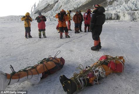 Melting glaciers are exposing the bodies of dead climbers on Everest | Daily Mail Online