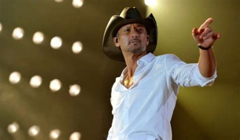 Tim McGraw Kisses Bald Head of Cancer Patient at Concert [PHOTO]