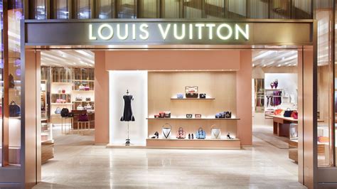 Louis Vuitton Stores - Finely crafted lighting enhances luxury retail ...