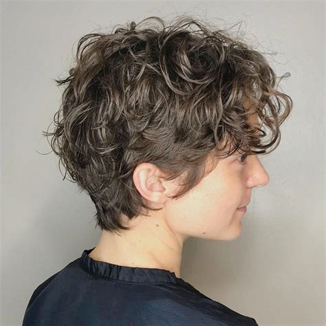 Casual Scrunched Hairstyle for Short Curly Hair #shortcurlypixie in ...