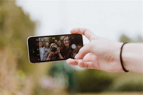 How to Take a Good Selfie: 5 Tips for Beginner to Create Satisfactory ...