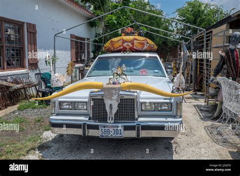 Lincoln Towncar with Texas Longhorn horns mounted on it, Round Top ...