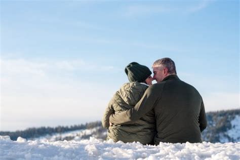 Family Portraits in the Snow | Fits & Stops Photography