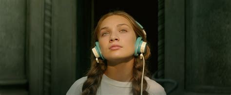 'Music' – Aussie Singer-Songwriter Sia's Directorial Debut Artistically Explores Autism [Movie ...