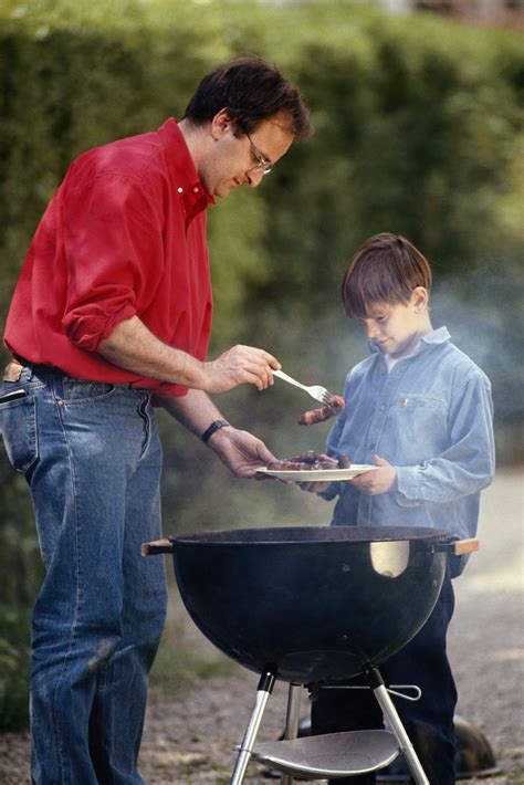 How to Cook Fresh Knockwurst. Knockwurst, or knackwurst, is named for the characteristic popping ...