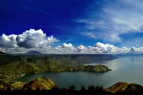 Amazing Indonesia: 15 INTERESTING FACTS ABOUT THE LAKE TOBA
