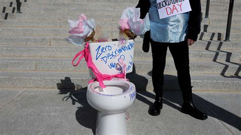 Auditor slams lawmakers over bathroom bill after receiving numerous ...