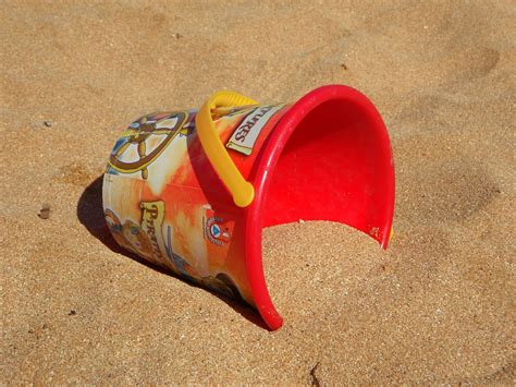 Fotos gratis : playa, mar, zapato, jugar, pierna, rojo, color, fiesta, niño, amarillo, juguete ...