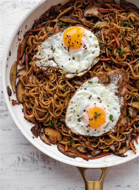 20 Minute Ramen Noodles with Sesame Fried Eggs - Veggie Ramen