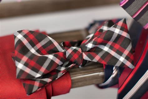 Black and red tartan bow tie | Tartan bow tie, Red tartan, Black and red