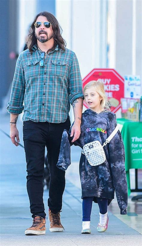 Dave Grohl’s Family: See Pictures Of Him & His Daughters – Hollywood Life