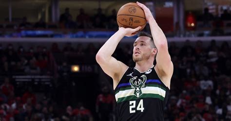 Former Notre Dame star Pat Connaughton exercises option to remain with ...