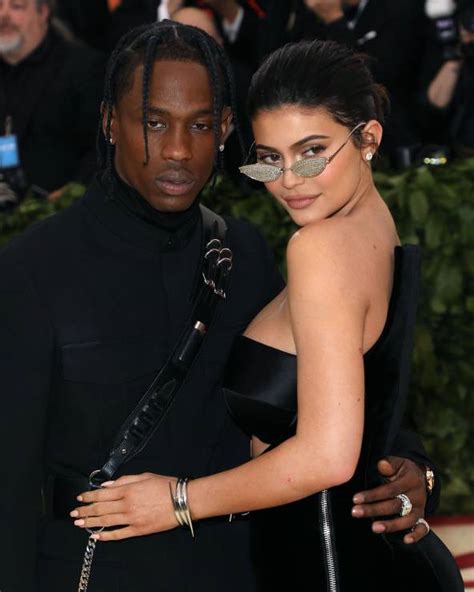 Travis Scott i Kylie Jenner na Met Gala 2018 - Met Gala 2018: makijaże ...