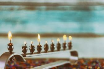 How to Light the Chanukah Candles