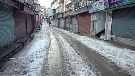 Snowfall in Mussoorie paralyses normal life | Garhwal Post