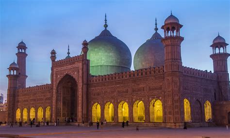 Badshahi Mosque, Lahore at Dusk [1048x1235] : r/ArchitecturePorn