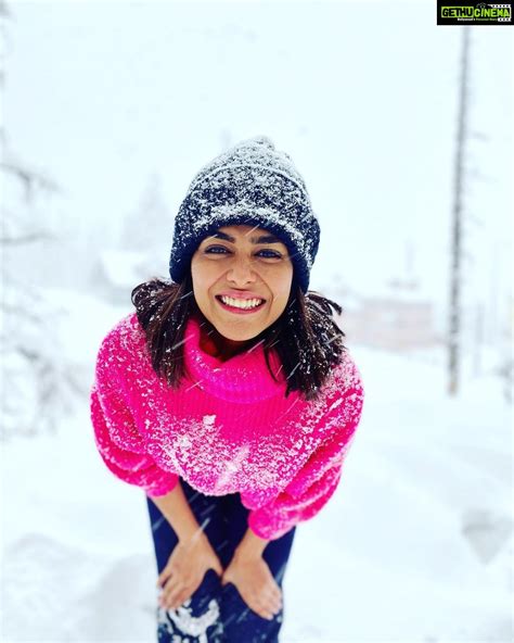 Mrunal Thakur Instagram - I had SNOW much Fun ️🥶 💕👅 . . . . . #sundayvibes #snow #snowfall # ...