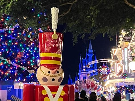 Photos: Magic Kingdom holiday decorations are all up - Disney Diary