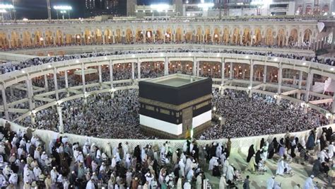 Kaaba Mecca Hajj Muslim People Crowd Praying Stock Footage Video 5396264 - Shutterstock