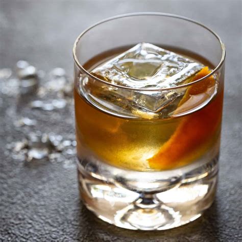 BEST Old Fashioned drink recipe {classic whiskey cocktail} - Garnish ...