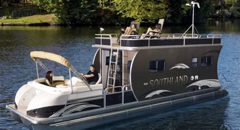 7 Best Pontoon Boats With Bathrooms