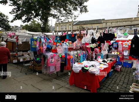 Market stalls at Skipton Market , Yorkshire , UK Stock Photo, Royalty ...