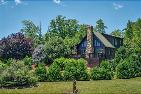 Pet-Friendly Cabin near the of the Smoky Mountains in North Carolina