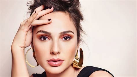 Israeli Actress Gal Gadot With Brown Eyes And Brunette Earrings 4K HD ...