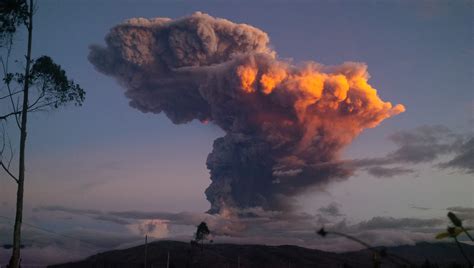 Ecuador volcano spews 6-mile ash column