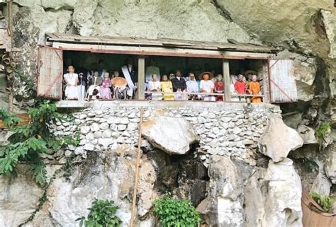 Toraja Death Rituals: Cave Burials, Effigies.. and the Walking Dead!