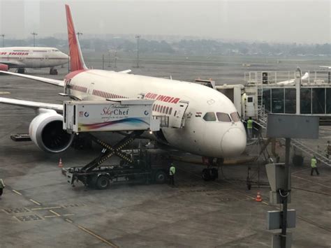 Review: Air India 787 Economy Class Mumbai - Delhi - Live from a Lounge