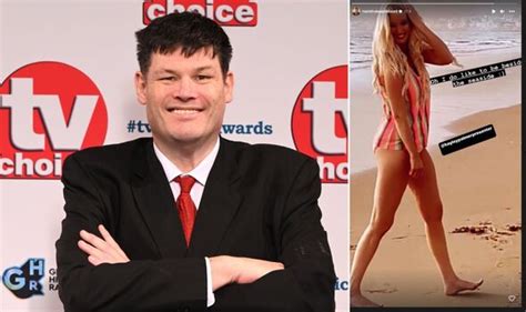 The Chase star Mark Labbett shares leggy beach snap of new 'girlfriend ...