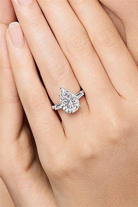 Incredible Harry Winston Engagement Rings See more: http://www.weddingforward.com/harry-winston ...