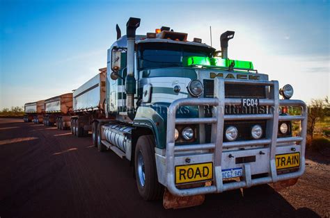 Becoming a FIFO road train driver with an old Mack Titan – Australian Roadtrains