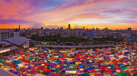 THAILAND – Ratchada Rot Fai Train Night Market, Din Daeng district ...