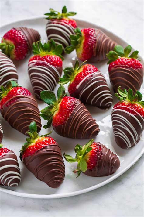 Easiest Chocolate Covered Strawberries! These only require 3 basic ingredients, they take ...