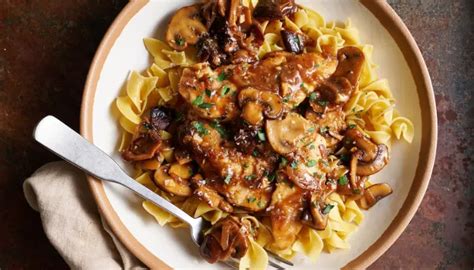 Chicken With Buttered Noodles and Mushrooms | getcakerecipes