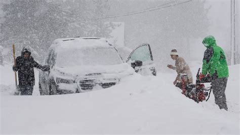 Powerful California blizzard shuts down roads and ski resorts as heavy ...