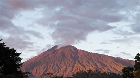 Mount Meru at Sunset | Mount Meru in Tanzania is 4,565 meter… | Flickr